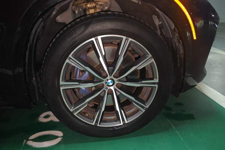 Used BMW X5 2019 xDrive40i Standard 19-inch wheels U.S. specification