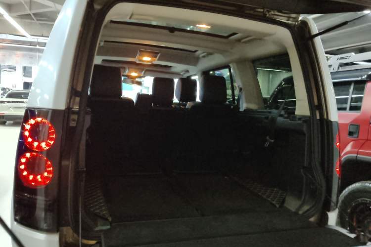 Used Land Rover Discovery 2015 3.0 SC V6 SE Trunk