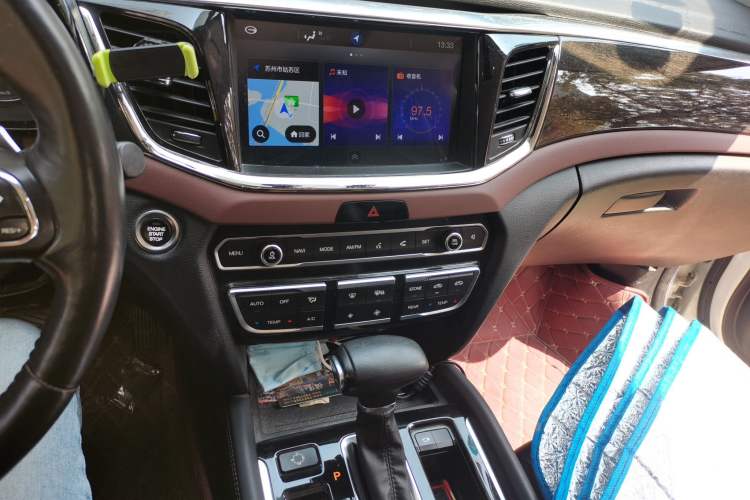 Used GAC Trumpchi GS8 2017 320T Two-Wheel Drive Luxury Smart Connectivity Version (7 Seats) Audio And AC Panel