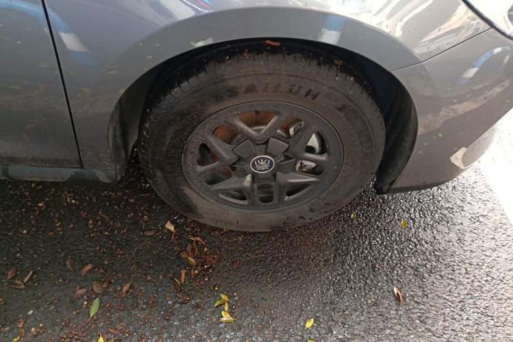 Used BYD Qin PLUS 2025 DM-i Smart Drive 55KM Leading Model Right Front Wheel Hub