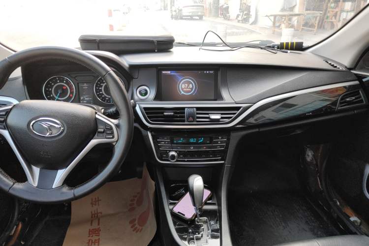 Used Soueast V6 Lingshi 2015 CROSS 1.5L CVT ZhiZun Model
