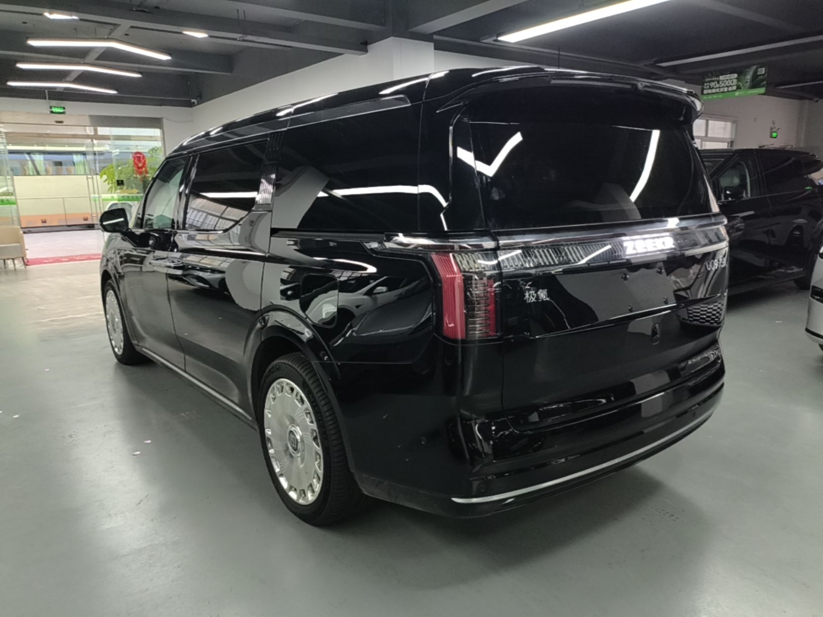 Zeekr 009 2024 GAC Trumpchi — снимка 4