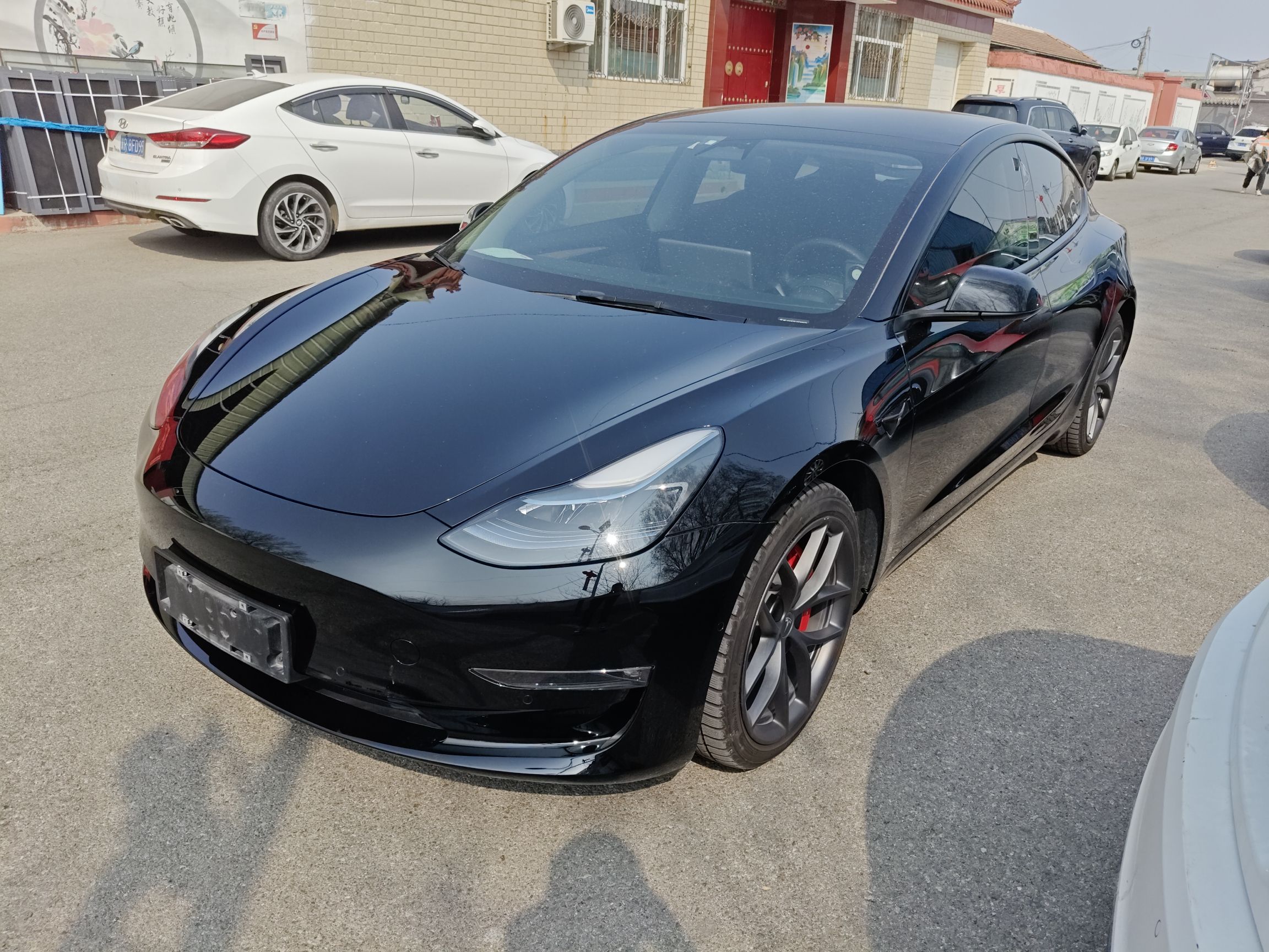 تحت مقدمة السيارة