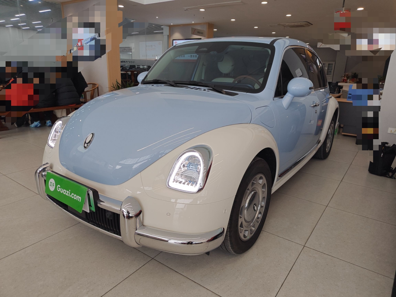 تحت مقدمة السيارة