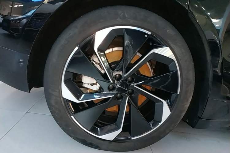 Used Zeekr 001 2022 Ultra-Long Range Dual-Motor ME Version Right Rear Wheel Hub