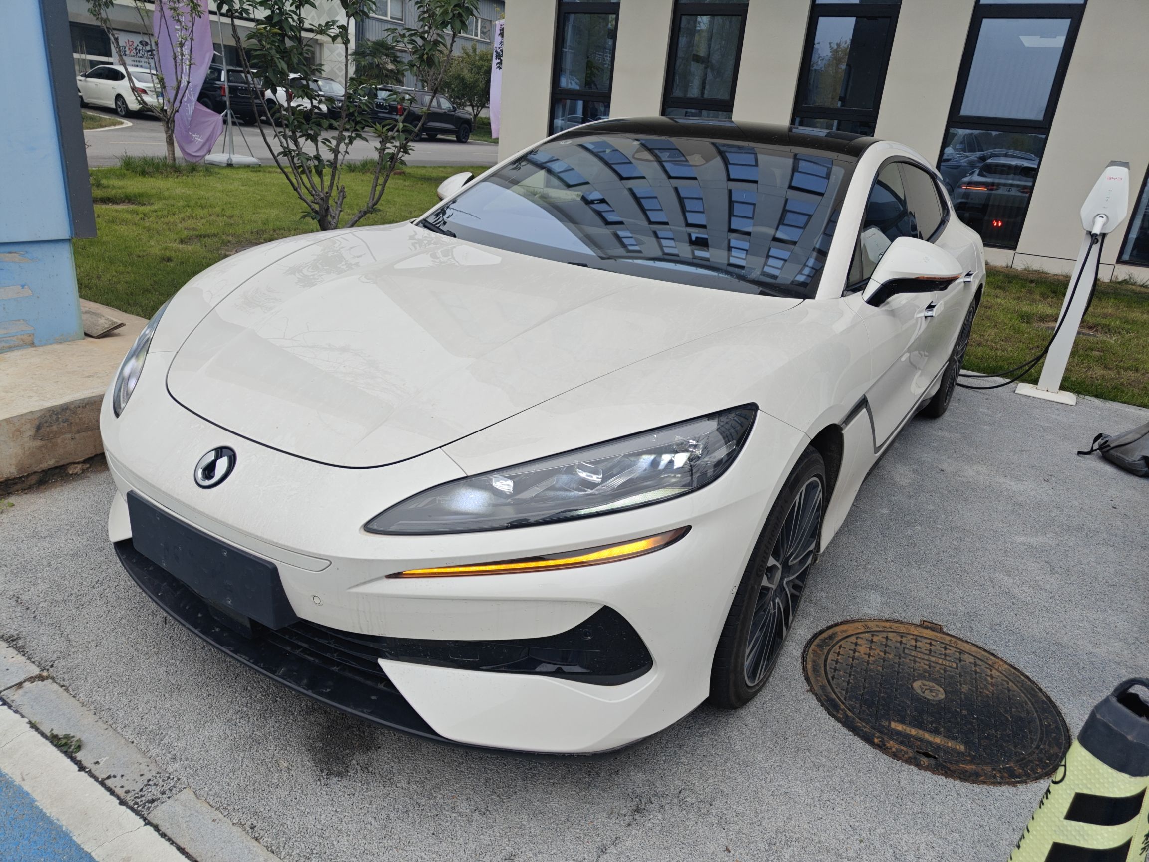 Под передней частью автомобиля