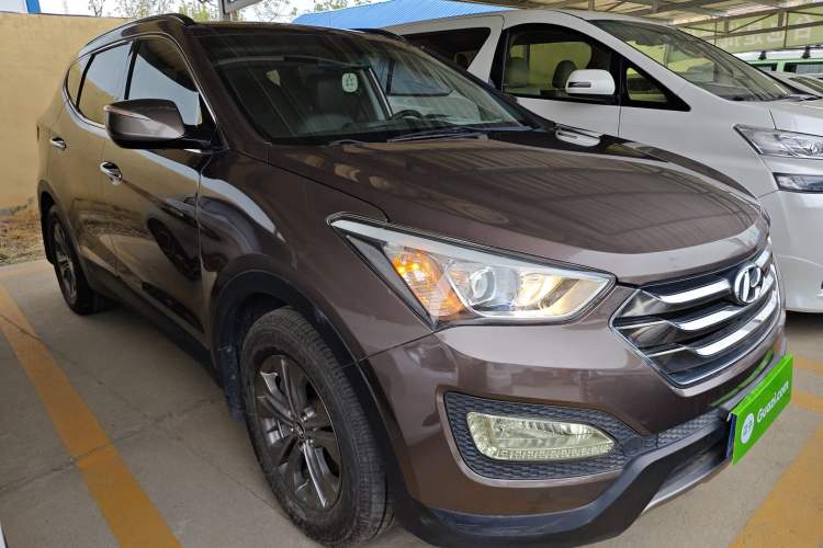 Used Hyundai Santa Fe 2013 2.4L Automatic Two-Wheel Drive Smart Version Front Right 45 Deg