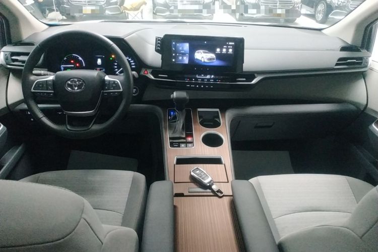 Used Toyota SIENNA 2026 Model 2.5L Dual-Engine Two-Wheel-Drive Comfort Edition Center Console