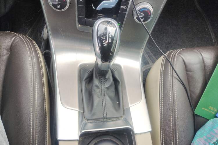 Used Volvo S60 2014 S60L 2.0T Zhiyuan Edition
