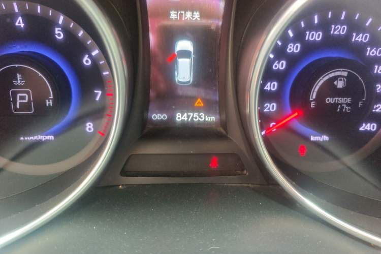 Used Hyundai Santa Fe 2015 2.0T Automatic All-Wheel Drive Smart Version 5 Seats Odometer Close Up