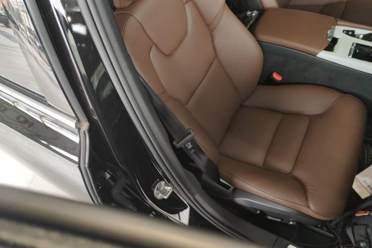 Used Volvo S90 New Energy 2025 Plug-in Hybrid Four-Wheel Drive Long-Range Zhiyi Luxury Edition
