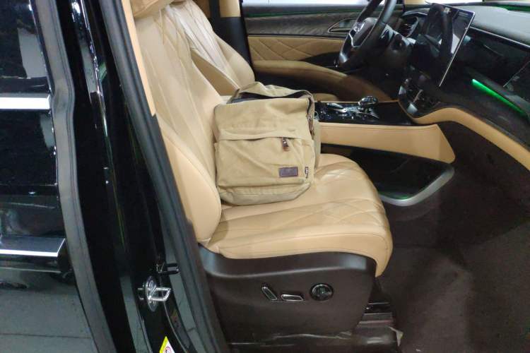 Used Denza D9 2025 DM-i Intelligent Drive 1020 Four-Wheel Drive Prestige Model