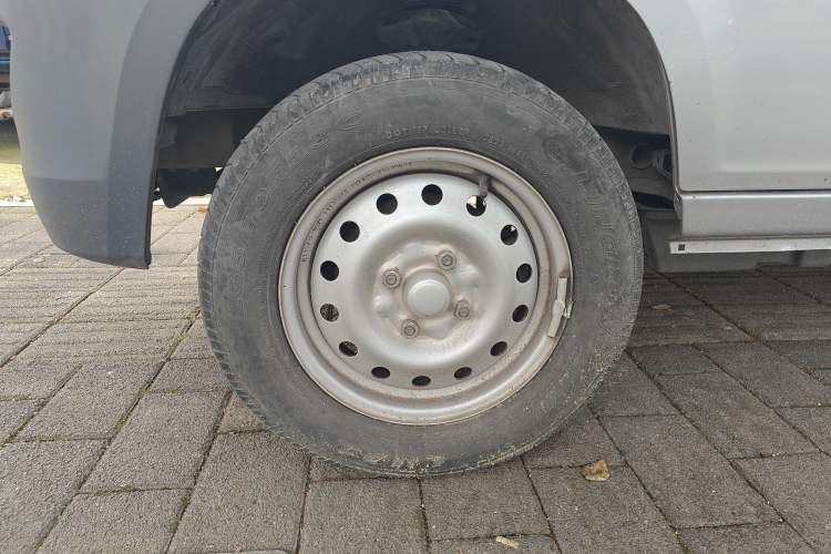 Used Wuling Zhiguang 2023 1.5L Practical Version 5/7 Seats Left Front Wheel Hub