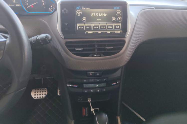 Used Peugeot 2008 2014 1.6L Automatic Navigation Edition Audio And AC Panel