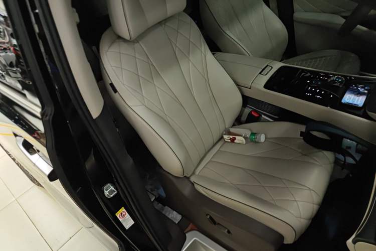 Used Denza D9 2022 DM-i 970 Four-Wheel Drive Prestige Model Right Front Seat