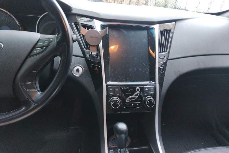 Used Hyundai Sonata 2014 2.4L Automatic Luxury Version China V Standard Center Console