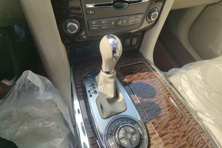 Used Nissan Patrol 2019 Y62 4.0L SE OPT with 18-inch Wheels – Middle East Gear Lever