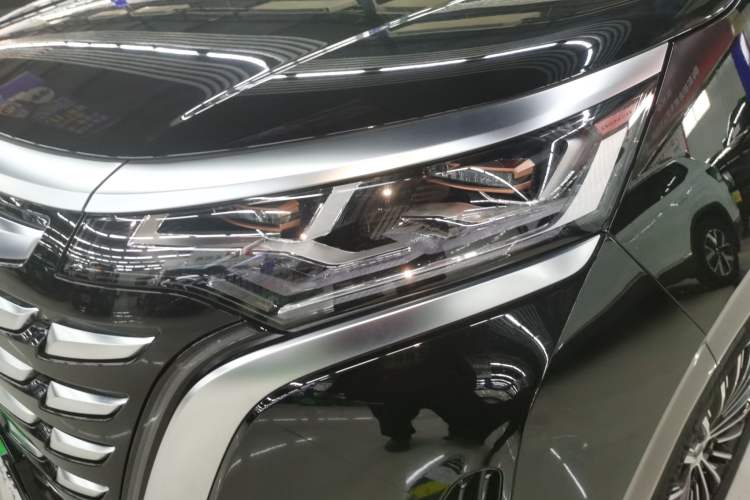 Used Denza D9 2024 DM-i 1050 Luxury Model
