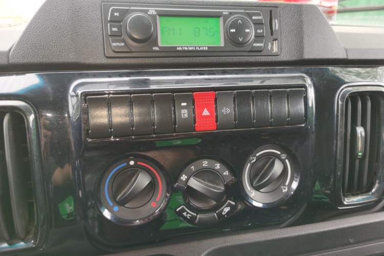 Used Iveco Daily 2021 2.5T A35 M1 Passenger Van 5-9 Seater Short Wheelbase Mid-Roof Design Single Tire Manual Doors