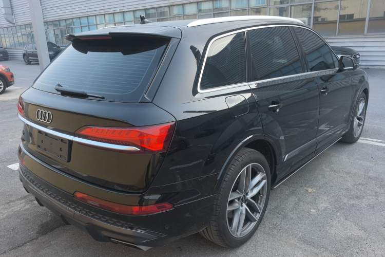 Used Audi Q7 2024 55 TFSI quattro S line Sport model
