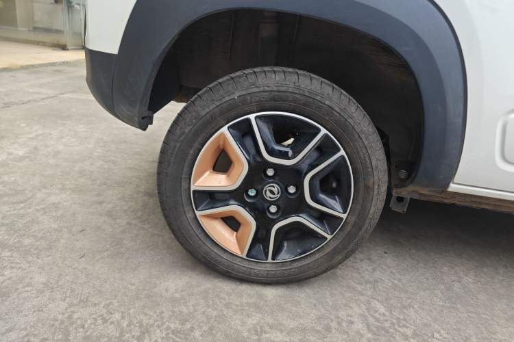 Used Dongfeng NAMMI BOX 2022 Revised Light Wind Edition 201 km Standard Version Right Rear Wheel Hub
