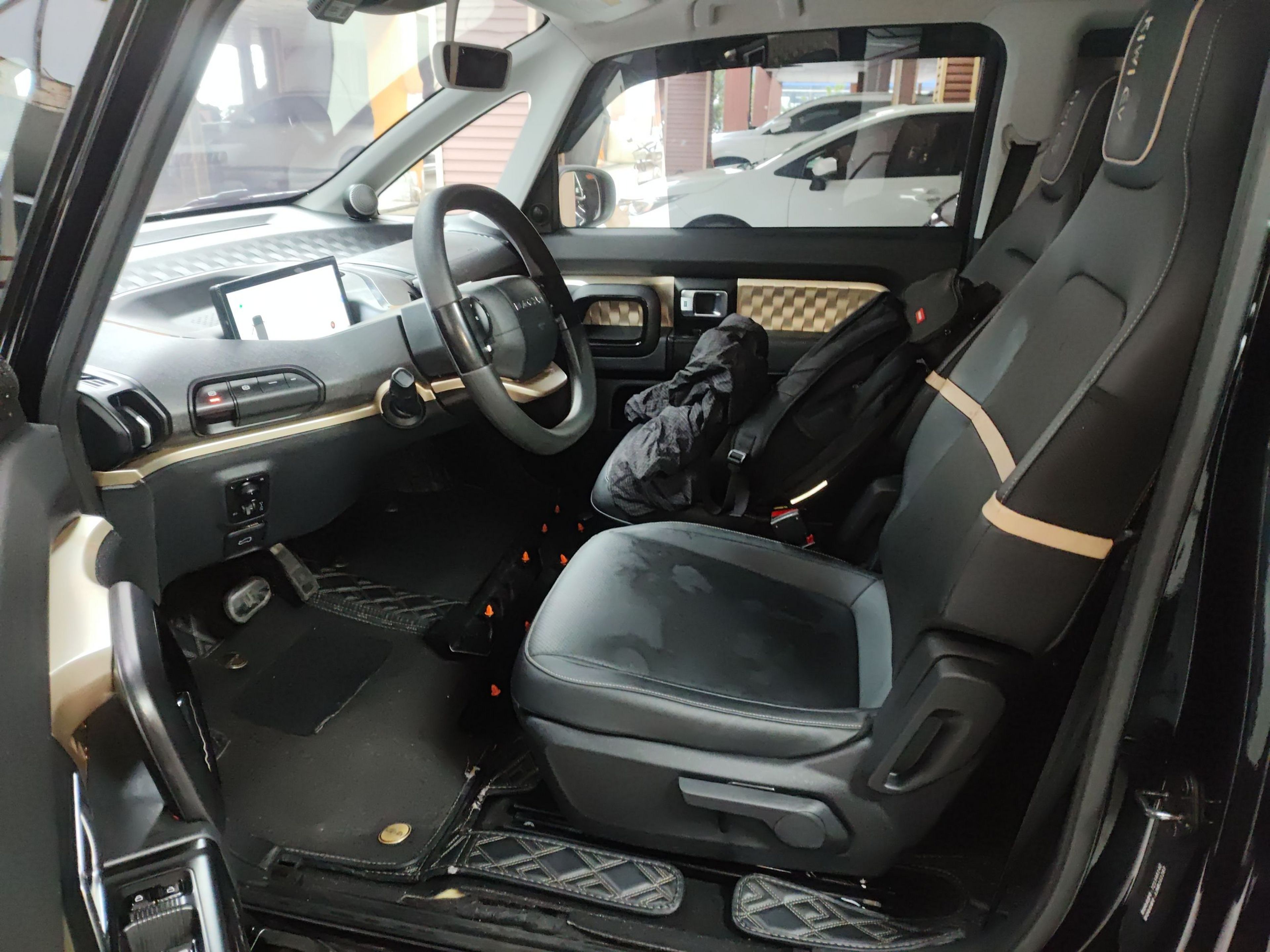 المقاعد الأمامية داخل السيارة