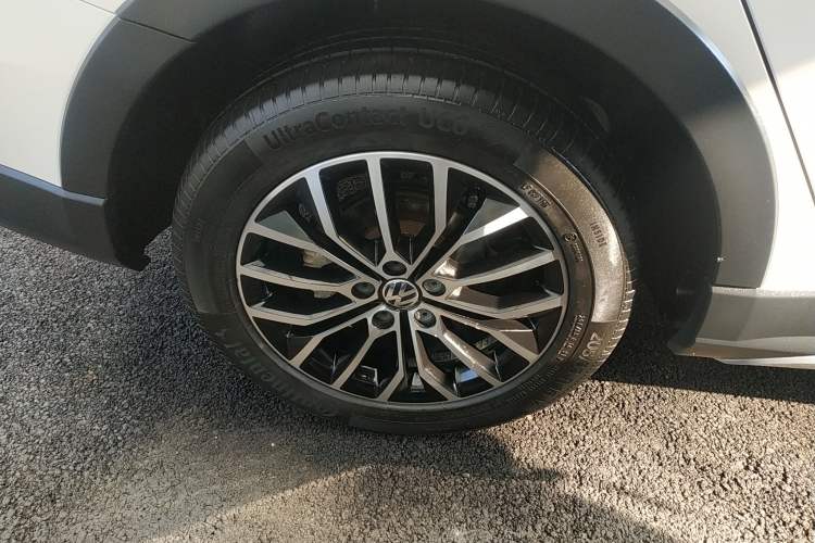 Used Volkswagen Cross Lavida 2014 1.6L Automatic