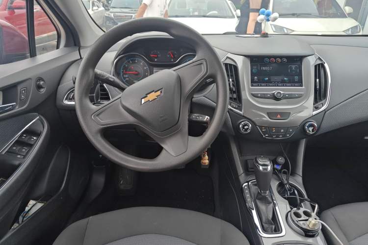 Used Chevrolet Cruze 2017 1.5L Automatic Pioneer Sunroof Edition Steering Wheel