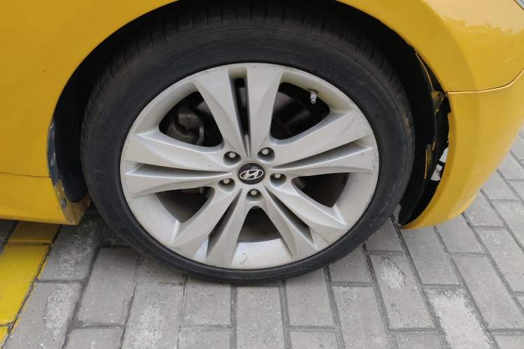 Used Hyundai Genesis Coupe 2009 2.0T Automatic Deluxe Edition Right Front Wheel Hub