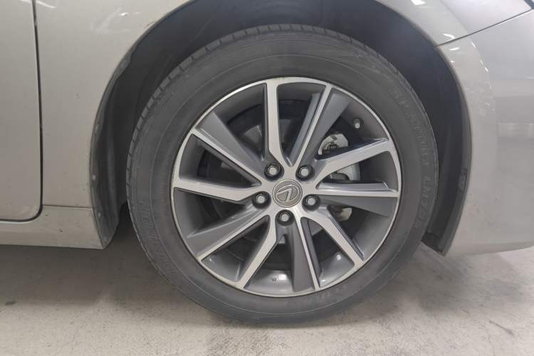 Used Lexus ES 2015 300h Comfort Edition Right Front Wheel Hub