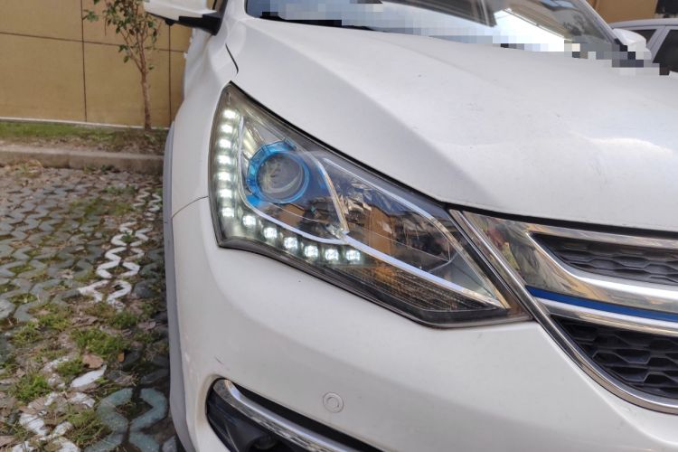 Used BYD Song New Energy 2017 Song DM 1.5TID All-Wheel Drive Luxury Model Right Front Headlight