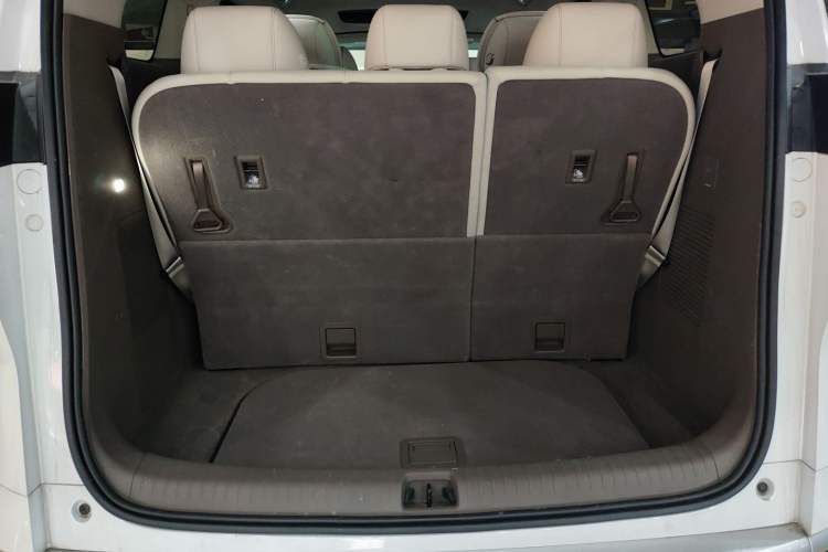 Used Denza D9 2022 DM-i 1040 Prestige Model
