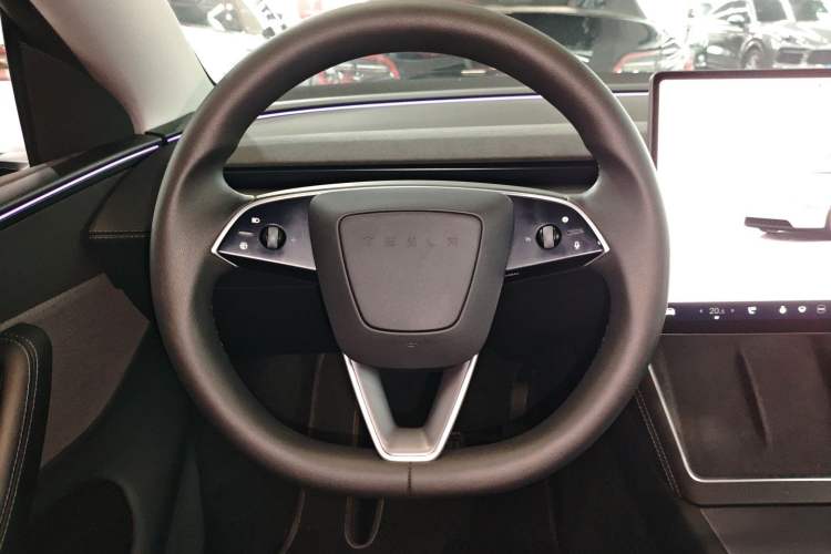 Used Tesla Model Y 2025 Rear-Wheel Drive First Edition Steering Wheel
