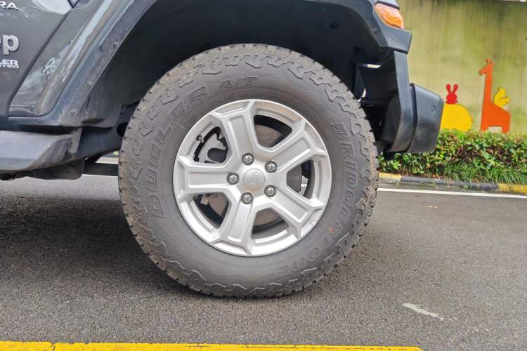 Used Jeep Wrangler 2019 2.0T Sahara 4-Door Version China V Standard
