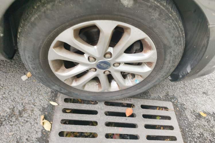 Used Ford Focus 2011 Sedan 1.8L Automatic Fashion Edition Right Front Wheel Hub