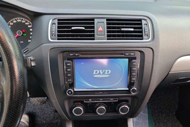 Used Volkswagen Sagitar 2014 Revised Version 1.6L Automatic Comfort Edition Audio And AC Panel