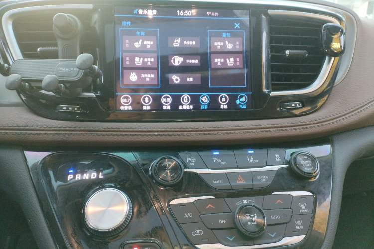 Used Chrysler Grand Voyager 2017 3.6L Premium Edition
