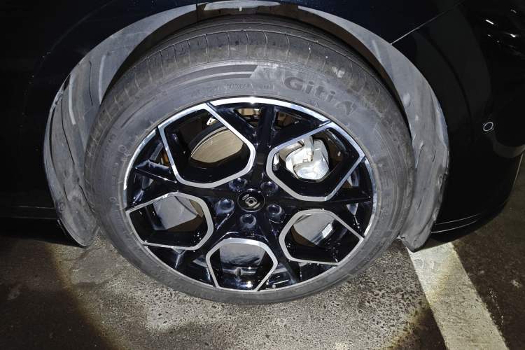 Used CHANGAN NEVO A07 2025 Pure Electric "True Fragrance" Edition 625 Flagship Model Right Front Wheel Hub