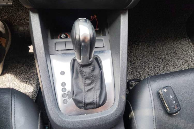 Used Volkswagen Sagitar 2014 Revised Version 1.6L Automatic Comfort Edition Gear Lever