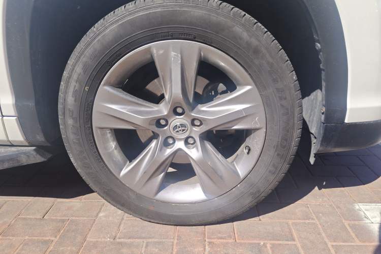 Used Toyota Highlander 2015 2.0T Four-Wheel Drive Luxury Edition 7-Seater Right Front Wheel Hub