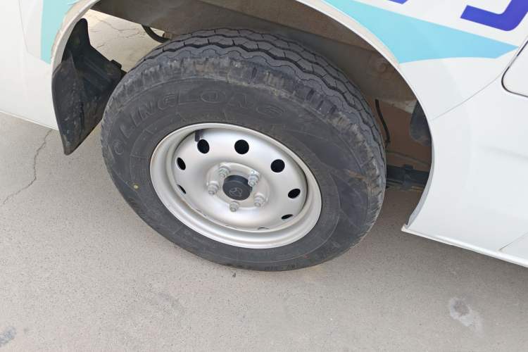 Used CHANGAN KAICHENG Ruixing EM80 2025 Passenger Version Comfort Model 7 Seats 300 km Side-Hinged Doors Right Rear Wheel Hub