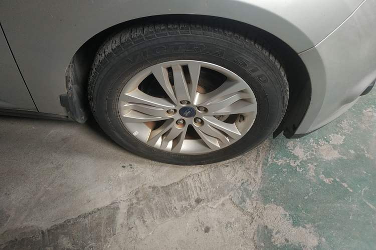 Used Ford Focus 2012 Sedan 1.6L Automatic Comfort Model Right Front Wheel Hub