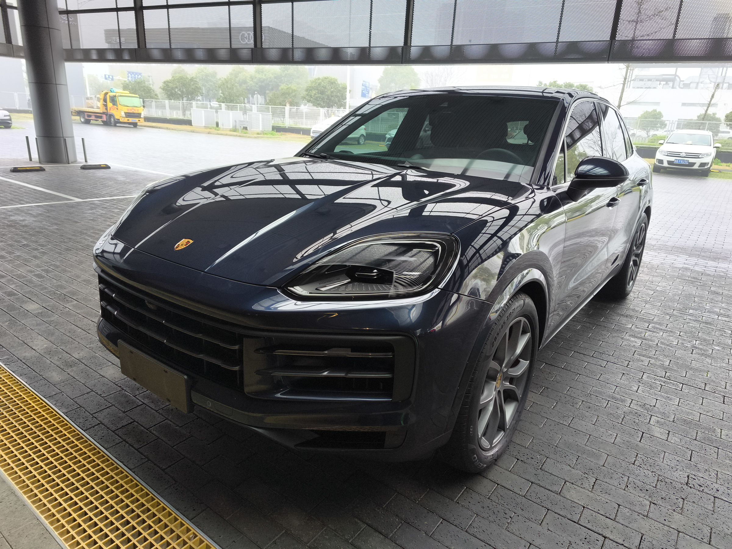 Под передней частью автомобиля