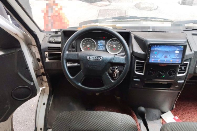 Used Iveco Daily 2020 2.5T A35 Passenger Van with Dual Tires Mid-Roof Design 5-9 Seater Side-Sliding Door China V Emission Standard