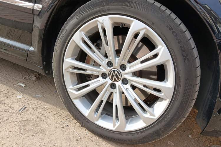 Used Volkswagen Phaeton 2012 4.2L Luxury Custom Edition Right Front Wheel Hub