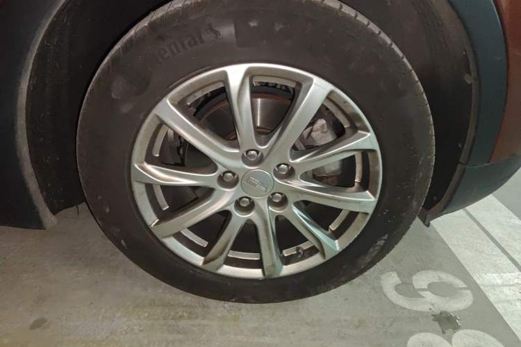 Used Cadillac XT4 2018 28T Two-Wheel Drive Tech Version Right Front Wheel Hub