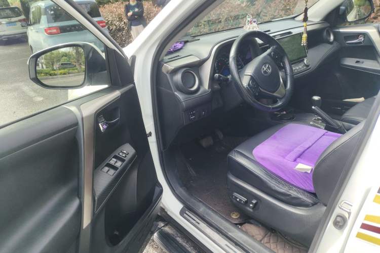 Used Toyota RAV4 2013 2.5L Automatic 4x4 Luxury Edition Driver Seat