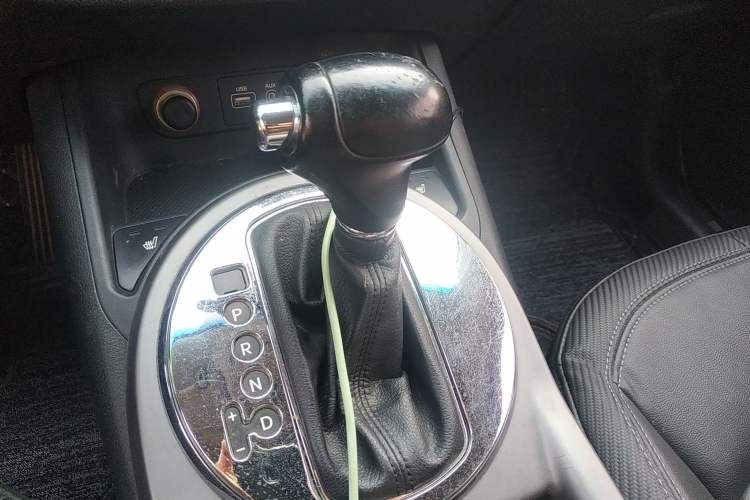 Used Kia Sportage R 2015 2.0L Automatic Two-Wheel Drive DLX Model Gear Lever