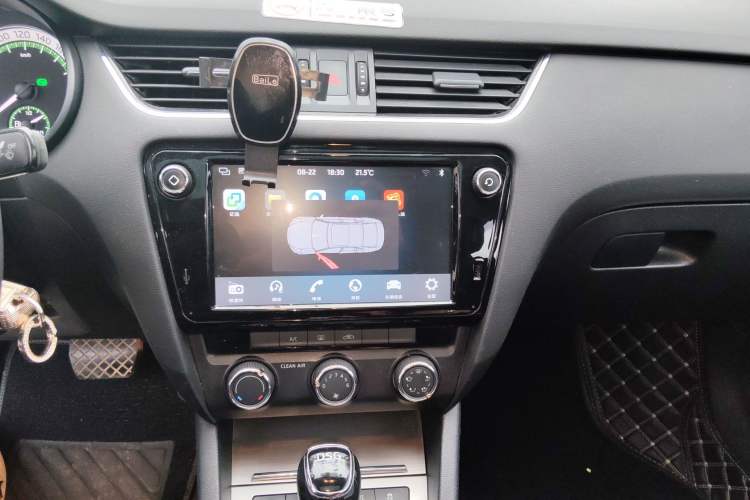 Used Skoda Octavia 2018 TSI230 DSG Luxury Edition Audio And AC Panel