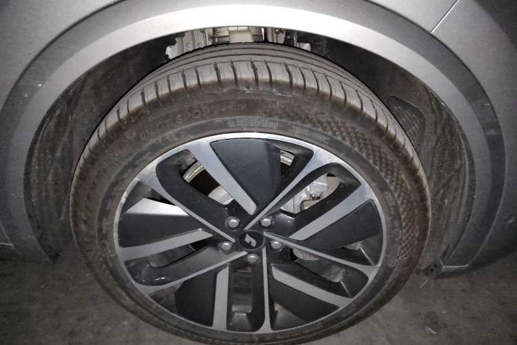 Used Li Auto L9 2024 Ultra Model Right Front Wheel Hub